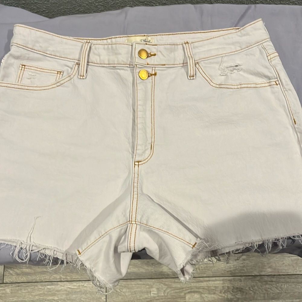 Beige colored shorts with rest colored stitching